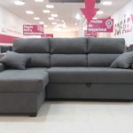 CHAISELONGUE CAMA IZQ. MOD. CANADA TAP. GRIS. RESPALDOS RECLINABLES, ARCON Y DOS POUFFS.