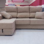 CHAISELONGUE IZQ. MOD. NEW TAP. CAMEL. ASIENTOS DESLIZANTES, RESPALDOS RECLINABLES, ARCON Y DOS POUFFS