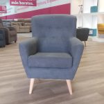 BUTACA MOD. SOL TAP. GRIS MARENGO CON PATAS MADERA NATURAL.