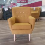 BUTACA MOD. SOL TAP. MOSTAZA CON PATAS MADERA NATURAL.