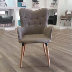 BUTACA MOD. CLAIRE TAP. GRIS CON PATAS MADERA NATURAL