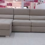 CHAISELONGUE IZQ. MOD. ITALY TAP. CREMA. ASIENTOS DESLIZANTES PARA HACER CAMA Y RESPALDOS RECLINABLES