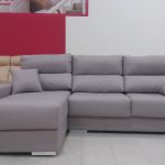 CHAISELONGUE IZQ. MOD.LUSO  TAP. GRIS. ASIENTOS DESLIZANTES, RESPALDOS RECLINABLES, ARCON  Y DOS POUFFS