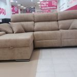 CHAISELONGUE IZQ. MOD. MARTE. TAP. BEIGE. DOS RELAX ELECTRICOS, RESPALDOS RECLINABLES, ARCON Y DOS POUFFS